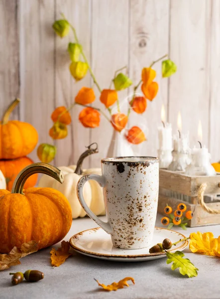 Natura Morta Autunnale Con Tazza Zucche Fiori Candele Tavola — Foto Stock