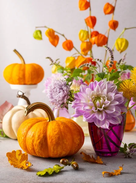 秋はまだ花の花束とテーブルの上に白とオレンジのカボチャで生活します 秋の家の装飾 — ストック写真