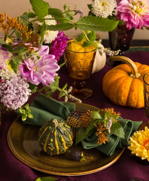 Festliche Tischdekoration Zum Erntedankfest Herbstliche Dekorationen Teller Bunte Gläser Und — Stockfoto