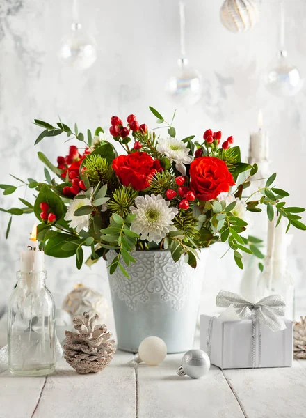 Праздничная Зимняя Цветочная Композиция Красными Розами Белым Хризантемом Ягодами Вазе — стоковое фото