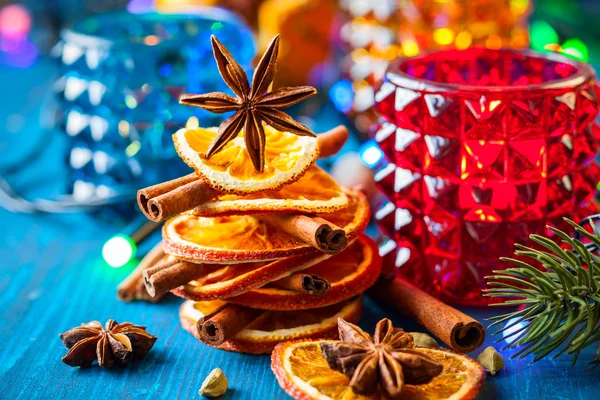 Especiarias e velas de Natal — Fotografia de Stock