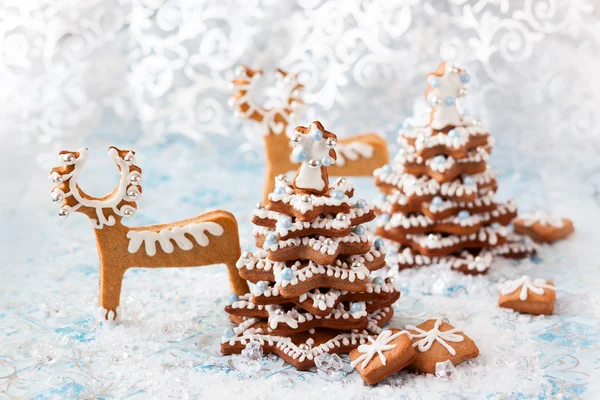 Vánoční strom a jeleni — Stock fotografie