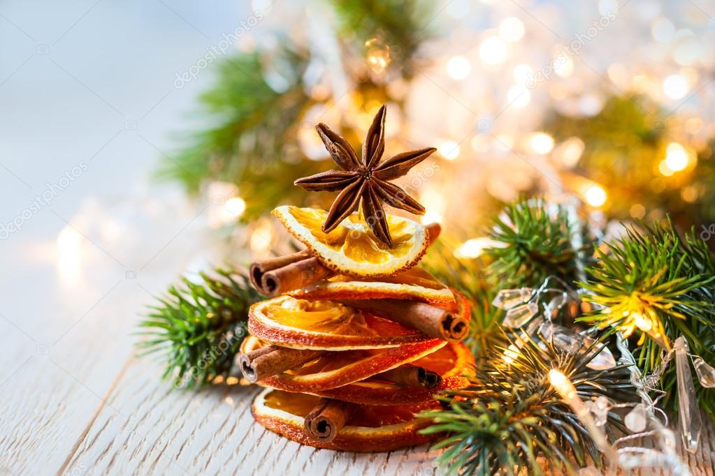 мука имбирь корица фото. специи зимой. корица специя. зимние специи. банный чан с апельсином и еловыми ветками.