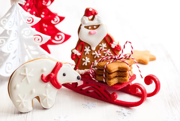 Пряничный белый медведь и Санта-Клаус — стоковое фото