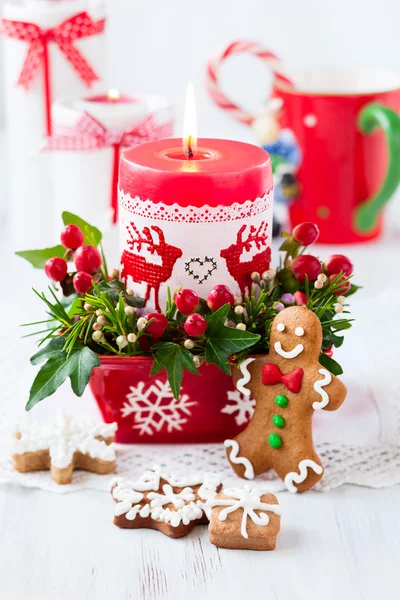 Mesa de Navidad decorada con vela — Foto de Stock