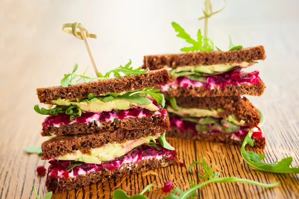 Beet, avocado and arugula sandwich — Stock Photo, Image