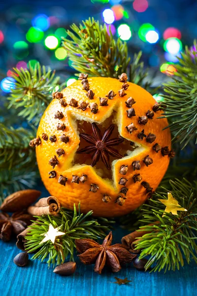 Weihnachtsorangen, Gewürze und Nüsse — Stockfoto