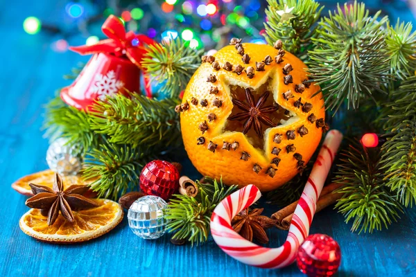 Laranjas de Natal, especiarias e nozes — Fotografia de Stock