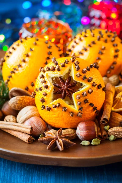 Vánoční pomeranče, koření a ořechy — Stock fotografie