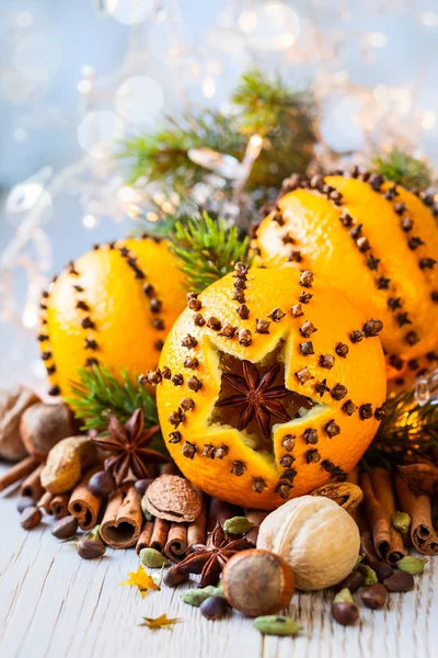Kerstmis sinaasappelen, kruiden en noten — Stockfoto