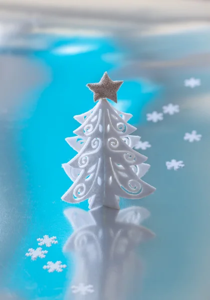 Árvore de Natal branco decorativo — Fotografia de Stock