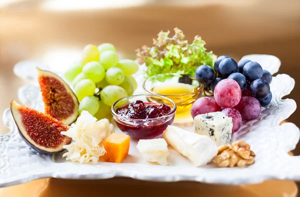 Prato de queijo e frutas — Fotografia de Stock