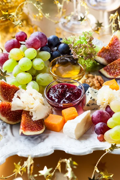 Bandeja de queso y frutas — Foto de Stock