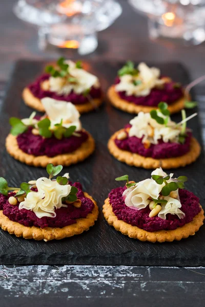 Crackers con pesto di barbabietola e formaggio — Foto Stock