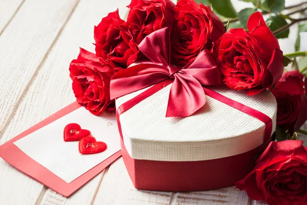 Valentinstag-Geschenk und Rosen — Stockfoto