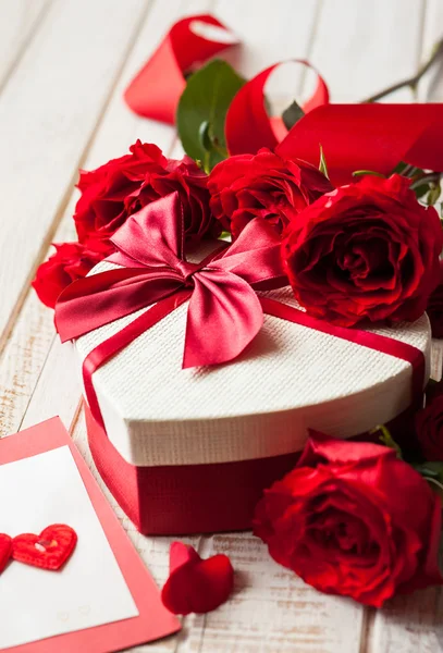 Cadeau Saint-Valentin et roses Photos De Stock Libres De Droits