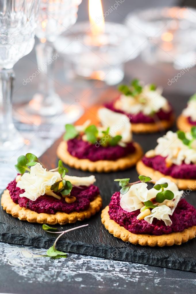 Crackers with beet pesto and cheese