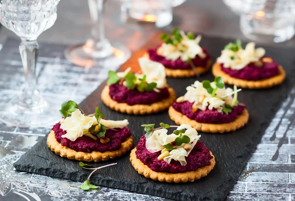 Bolachas com pesto de beterraba e queijo — Fotografia de Stock