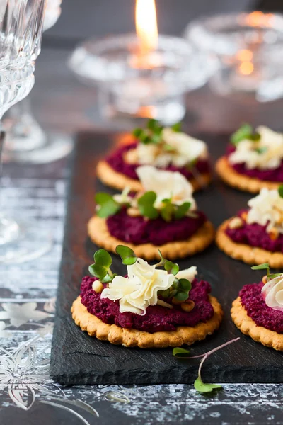 Crackers with beet pesto and cheese — Stock Photo, Image