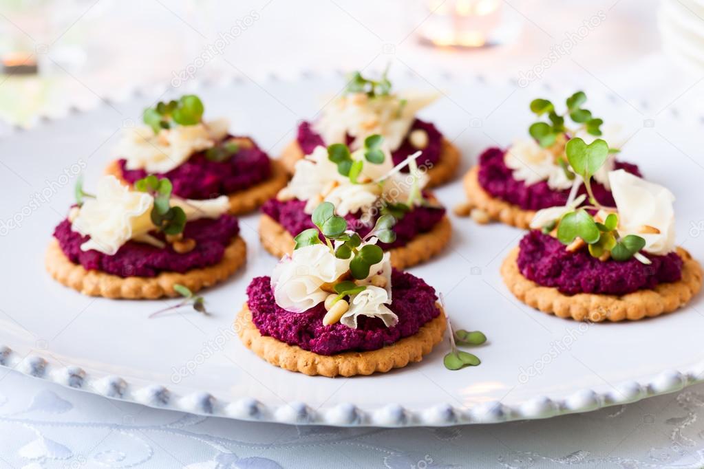 Crackers with beet pesto and cheese