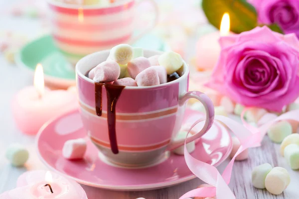 Horká čokoláda a marshmallow — Stock fotografie