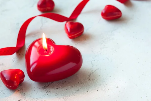 Candela a forma di cuore e caramelle dolci — Foto Stock