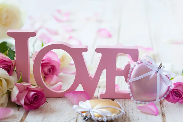 Lettere "amore" e fiori — Foto Stock
