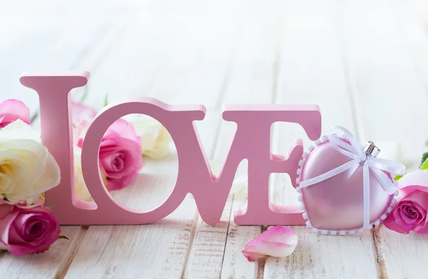 Letters "love" and flowers — Stock Photo, Image