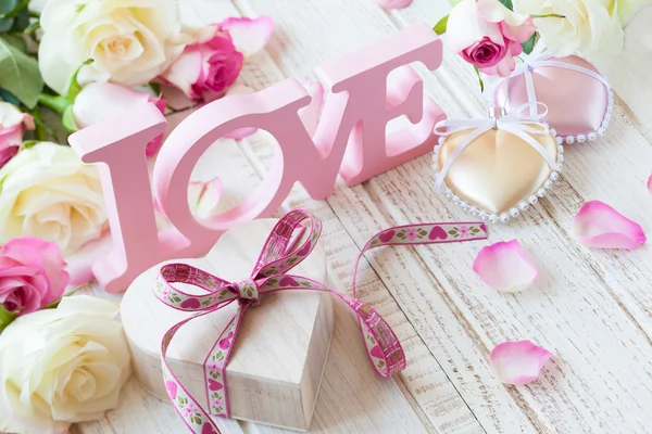 Letters "love" and flowers — Stock Photo, Image