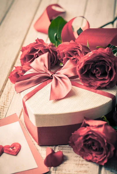 Valentine's day gift and roses — Stock Photo, Image