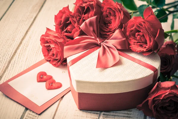 Valentine's day gift and roses — Stock Photo, Image