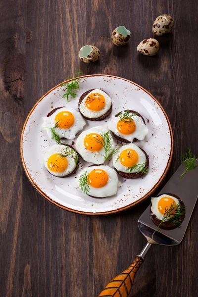 Tartine di uova di quaglia — Foto Stock