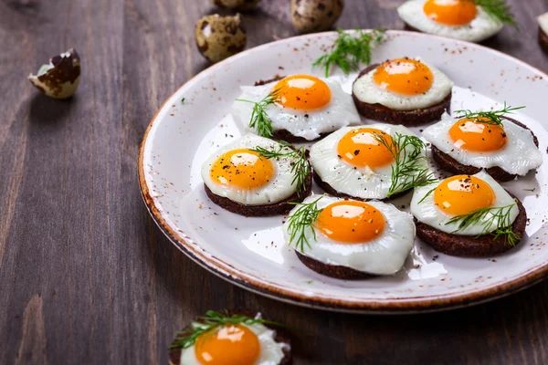 Quail egg canapes — Stock Photo, Image