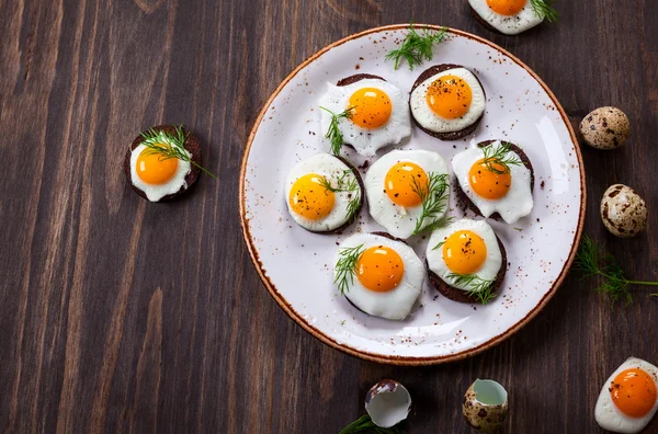 Quail egg canapes — Stock Photo, Image