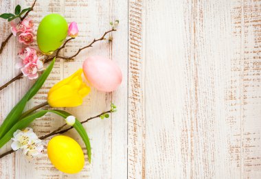 Paskalya yumurtası ve çiçekleri