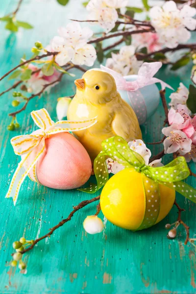 Decorazione pasquale con fiori di primavera — Foto Stock