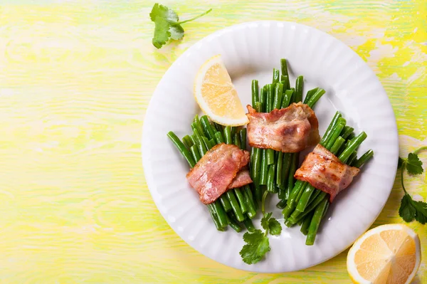 Gröna bönor buntar med bacon — Stockfoto