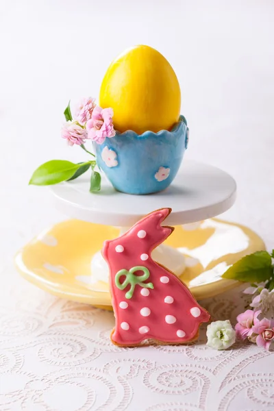 Velikonoční cookie a žluté vajíčko — Stock fotografie