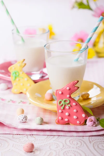眼镜的牛奶和复活节饼干 — 图库照片