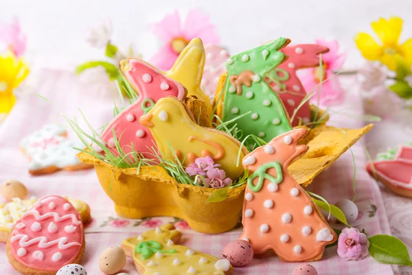 Biscoitos de Páscoa e ovos — Fotografia de Stock