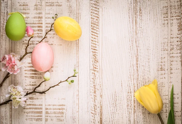 Пасхальные яйца и весенние цветы — стоковое фото