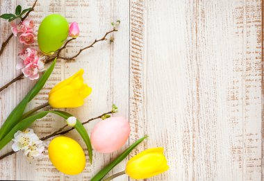 Paskalya yumurtaları ve bahar çiçekleri