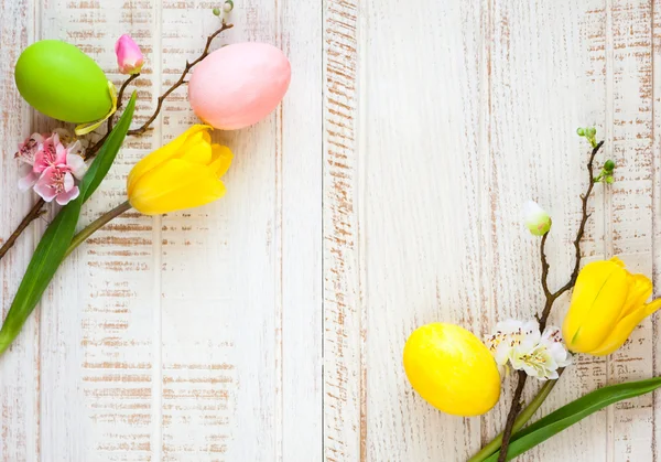 Paskalya yumurtaları ve bahar çiçekleri — Stok fotoğraf