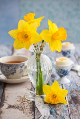 Bahar çiçekleri ile kahvaltı Tablo ayarı