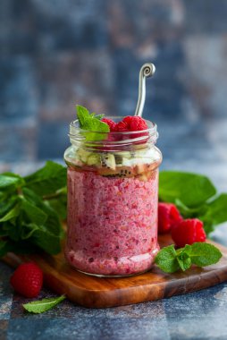 Chia ve ahududu puding