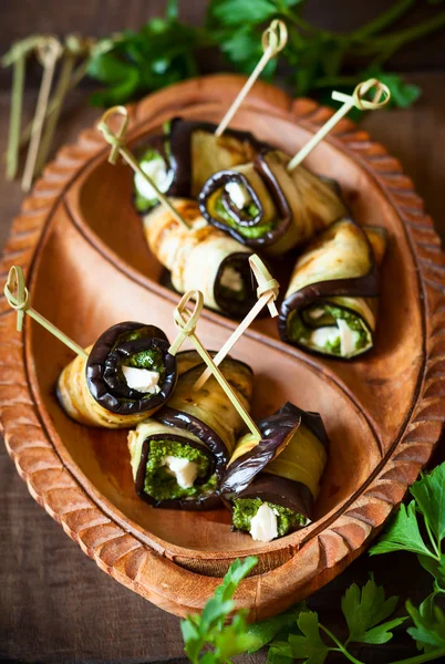 Aubergine rolletjes met pesto — Stockfoto