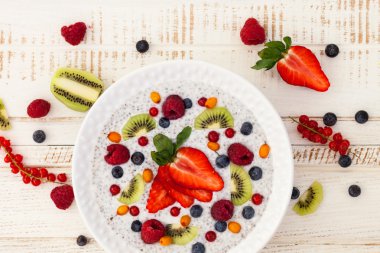 Chia puding meyve ve çilek ile