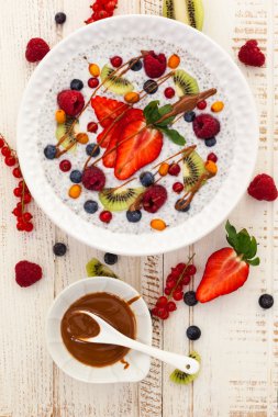 Hindistan cevizi chia puding meyve ile