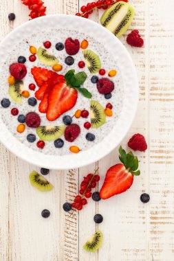 Chia puding meyve ve çilek ile