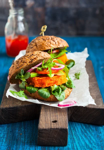 Karotten-Burger mit Avocado — Stockfoto